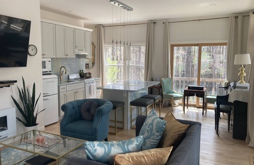 Delray House | Glasshouse in the Woods. Five acres of wooded privacy and wildlife.
