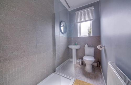 Castleford House | Glasswing Stays Liquorice Lodge