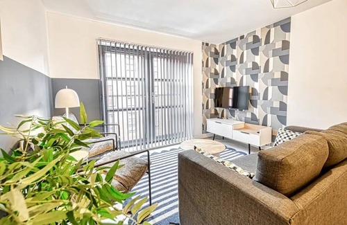 Birmingham City Centre Apartment | Glasswing Stays | Silversmith's Retreat