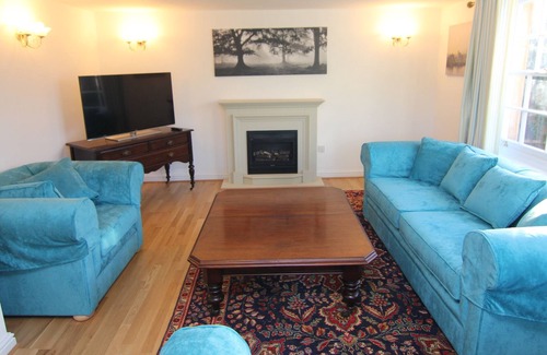 Crewkerne House | Glebe Cottage is part of Manse Manor Hall, which was the formally the Vicarage