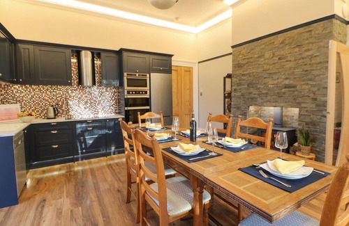 Seaham Cottage | GLEBE HOUSE, family friendly, with hot tub in Murton, County Durham