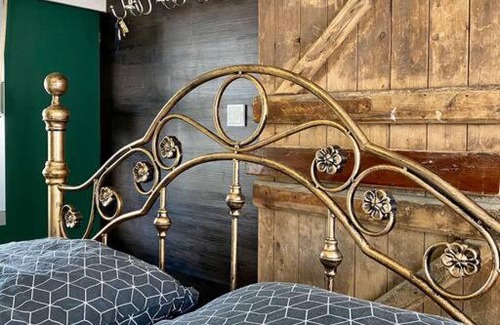 Schmidtheim House | Gleis 1, Eisenbahn Waggon mit Whirlpool und Ofen