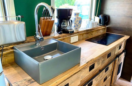 Schmidtheim House | Gleis 1, Eisenbahn Waggon mit Whirlpool und Ofen