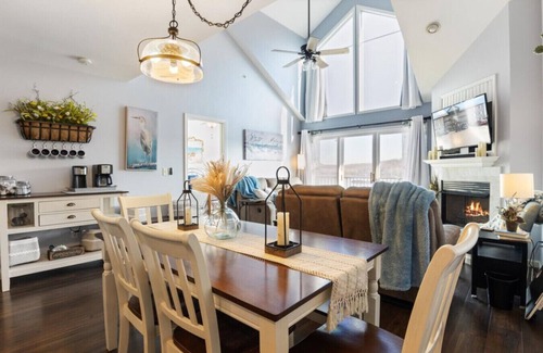 Camdenton Condo | Glen Haven - Top Floor, Heated Pool, & Playground!