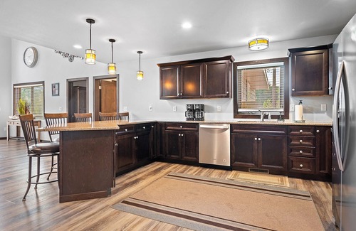 Deadwood Cabin | Glen Hollow Lodge- 4 miles Deadwood, Hot Tub , Paved Roads