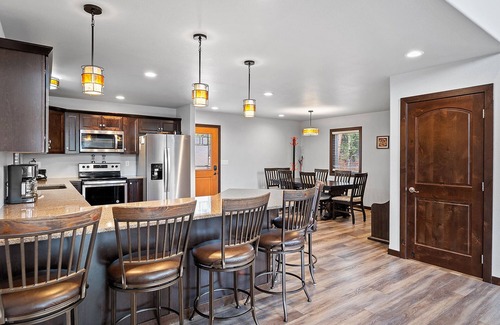 Deadwood Cabin | Glen Hollow Lodge- 4 miles Deadwood, Hot Tub , Paved Roads