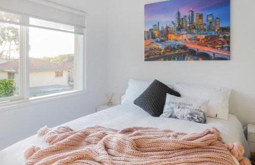 Glen Iris Apartment | Glen Iris, Quiet Boutique 2 bedroom Netflix, WIFI, Parking, Free Wine