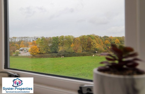 Leicester House | GLEN VIEW- 5 bed house up to 12 people - Large rooms with walk in wardrobes