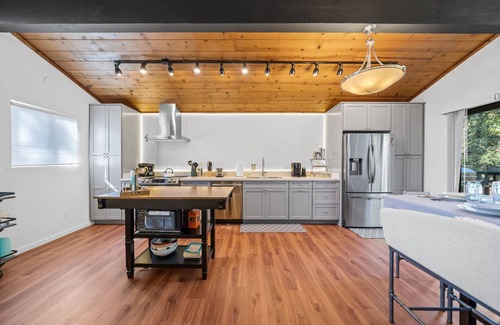 Fern Valley Cabin | Glen View Retreat- Spa/Fireplaces/Ping Pong Table!