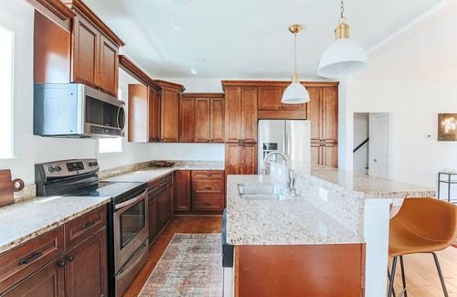 Afton House | Glenbrae- Luxury 5br Farmhouse, Mountain Views, just off 151
