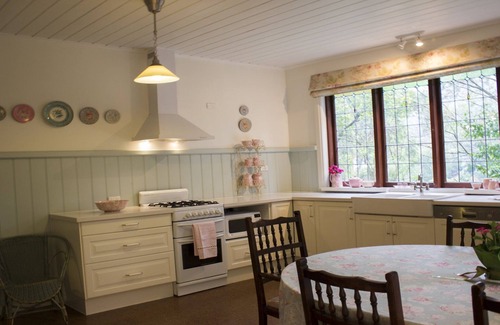 Warburton House | Glenbrook Cottage in Warburton