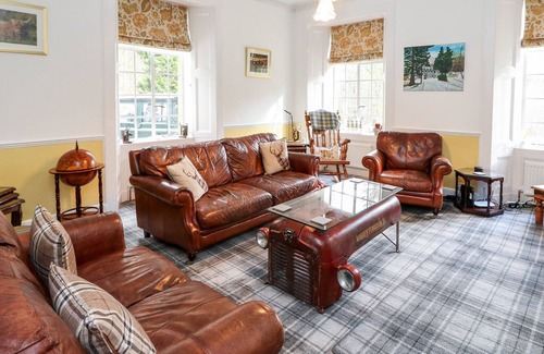 Kirriemuir Cabin | GLENDOLL LODGE, pet friendly, luxury holiday cottage in Kirriemuir