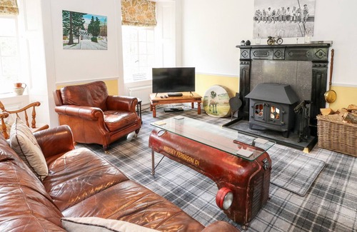 Kirriemuir Cabin | GLENDOLL LODGE, pet friendly, luxury holiday cottage in Kirriemuir