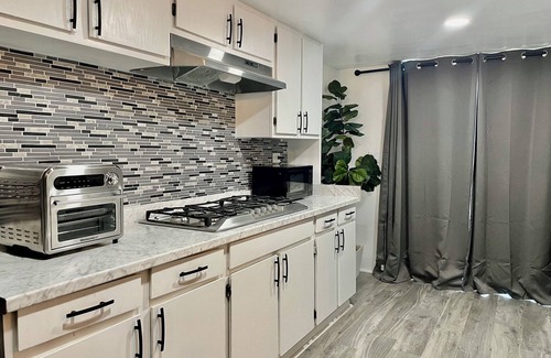 Azusa House | Glendora Pool Home Retreat