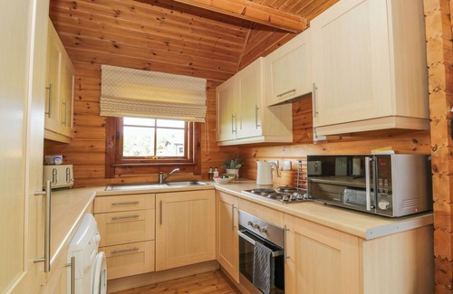 Dalbeattie Cottage | GLENISLE, pet friendly, with hot tub in Dalbeattie
