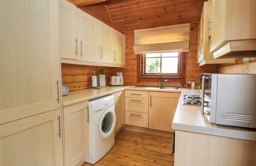 Dalbeattie Cottage | GLENISLE, pet friendly, with hot tub in Dalbeattie