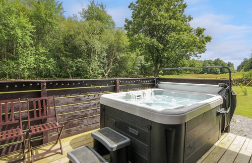 Dalbeattie Cottage | GLENISLE, pet friendly, with hot tub in Dalbeattie