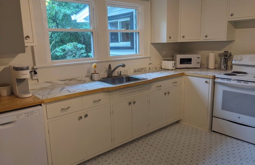 Chattanooga House | Glenn Falls Cottage with spectacular treetop views and access to the Glen Falls!