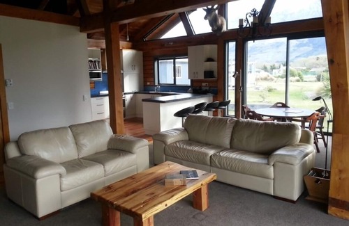 Glenorchy House | GLENORCHY HOUSE. 360° Mountains, by Lake and River.