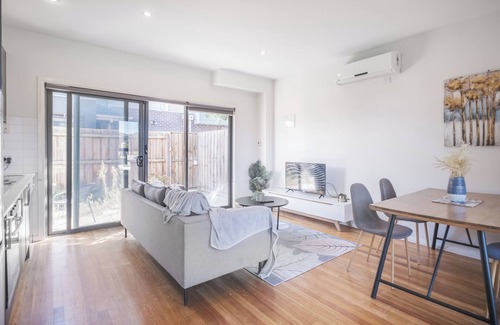 Glenroy House | Glenroy 2BR1BA in Townhouse Parking+Wi-Fi+Bath