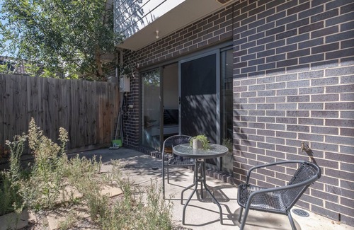 Glenroy House | Glenroy 2BR1BA in Townhouse Parking+Wi-Fi+Bath