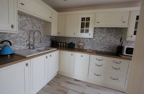 St Brides Cottage | Glenside Cottage with private hot tub