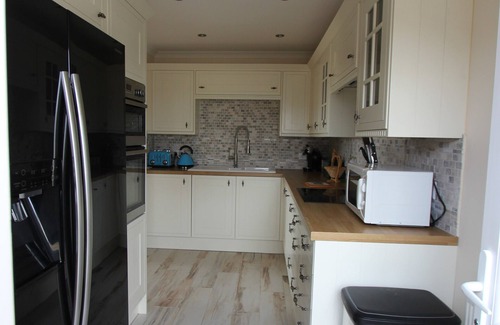 St Brides Cottage | Glenside Cottage with private hot tub