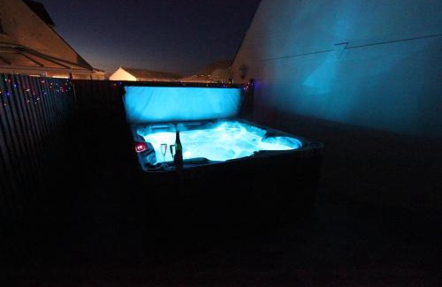 St Brides House | Glenside Cottage with Hot Tub