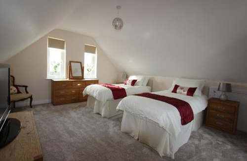 St Brides House | Glenside Cottage with Hot Tub