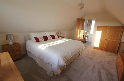 St Brides House | Glenside Cottage with Hot Tub