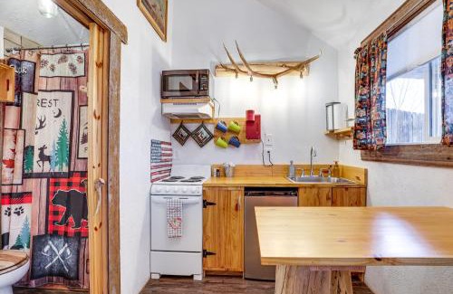Adams County House | Glenvil Cabin with Gas Grill Steps to Dock and Pond!