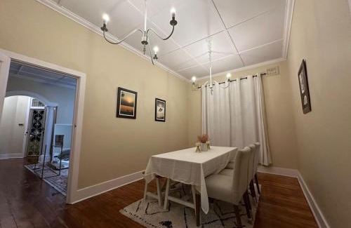 Glenwood House | Glenwood Cottage 5km from beach, Art gallery, with garden and pool