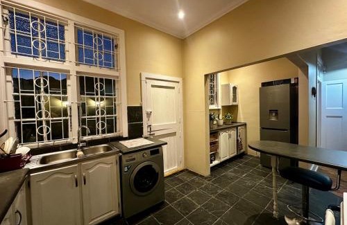 Glenwood House | Glenwood Cottage 5km from beach, Art gallery, with garden and pool