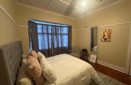 Glenwood House | Glenwood Cottage 5km from beach, Art gallery, with garden and pool