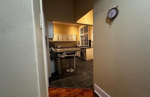 Glenwood House | Glenwood Cottage 5km from beach, Art gallery, with garden and pool