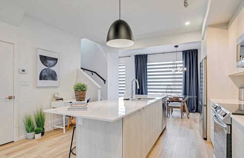 Jasper Place House | Glenwood. Sleeps 6. 8 mins to WEM.