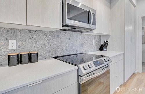 Jasper Place House | Glenwood. Sleeps 6. 8 mins to WEM.