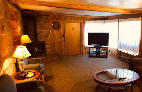 Glenwood Springs Hotel | Glenwood Springs Cedar Lodge