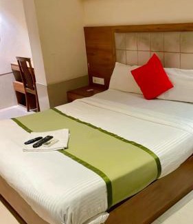 Vile Parle Hotel | Glitz Hotels Regal International - Nr International Airport Mumbai