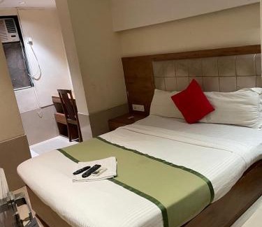 Vile Parle Hotel | Glitz Hotels Regal International - Nr International Airport Mumbai