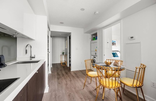 Wellington Place Condo | GLOBALSTAY 1 Bedroom with a Romantic View of Trains in Downtown