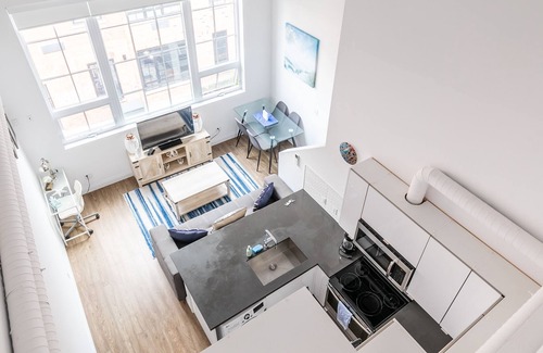 Kirkendall North Apartment | GLOBALSTAY . 2BR 2 STOREY LOFT. Free Parking.Gym