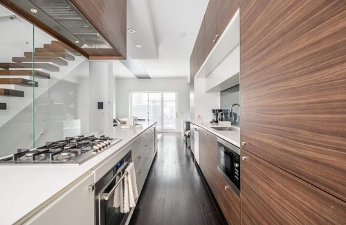 Little Italy House | GLOBALSTAY. Exclusive 3BR Townhouse. HOT TUB. Downtown Toronto