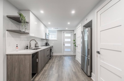 Little Italy Apartment | GLOBALSTAY. Modern Bsm in the Heart of Toronto. HOT TUB, BBQ.