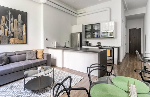 Kirkendall North Apartment | GLOBALSTAY . UV DISINFECTED 1 BR LOFT. Free Parking. Gym
