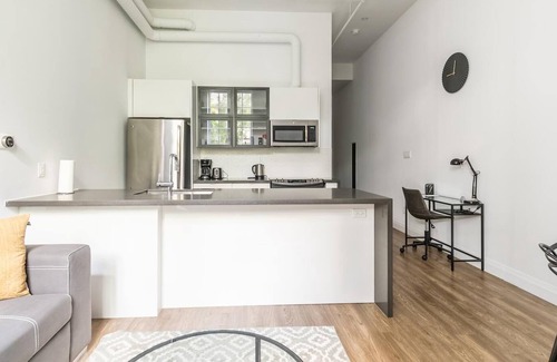 Kirkendall North Apartment | GLOBALSTAY . UV DISINFECTED 1 BR LOFT. Free Parking. Gym