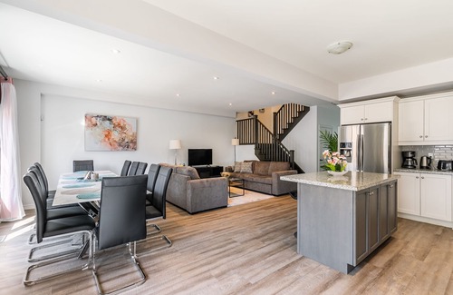 Stoney Creek Apartment | GLOBALSTAY. Waterfront 5BR Townhouse. Private HOT TUB, Gym, Sauna