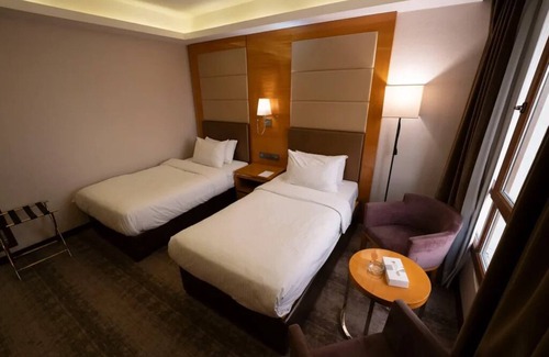 Suwailih Hotel | Gloria Hotel | Deluxe Double or Twin Room | Near Royal Auto Museum