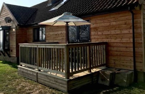 Isle of Thanet House | Glorious five star 2 bed secluded Lodge sleeps 4 + hot tub close Jurassic coast