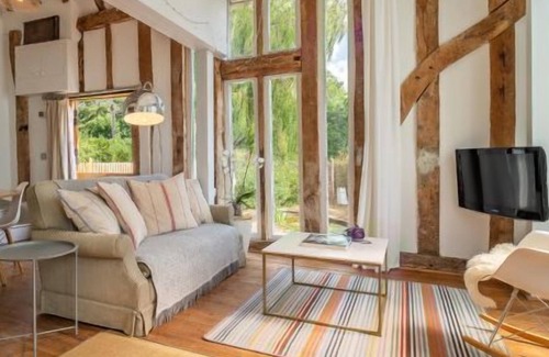 Stowmarket Apartment | Glorious open-plan thatched barn with abundant natural light - Buxhall Byre